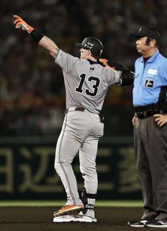 　６回、走者一掃の二塁打を放ちポーズをとるキャベッジ