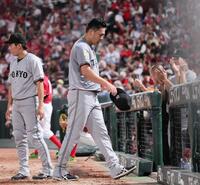 　２回裏に４失点し肩を落としてベンチへ引き揚げる田中将（撮影・立川洋一郎）