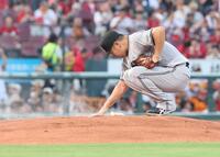 　１回、登板を前に、プレートに手を置く田中将大