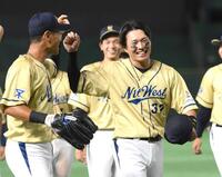 　試合後、祝福される決勝２ランを放ったＮＴＴ西日本・北條（撮影・堀内翔）