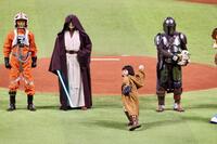 スターウォーズのキャラクターとファーストピッチセレモニーに登場した永尾柚乃（中央）＝撮影・中島達哉