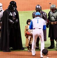 　永尾柚乃（中央）に赤いリストバンドを手渡す新庄監督（１）＝撮影・中島達哉