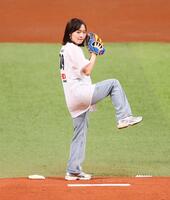 始球式を務める石川佳純さん（撮影・中島達哉）