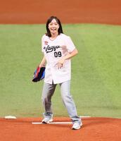 始球式を務める石川佳純さん（撮影・中島達哉）