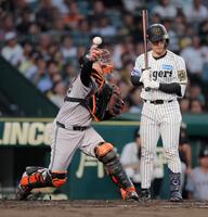 ２回、坂本の打席で熊谷の二盗を刺す岸田