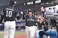 　３回、右越え２ランを放ち上沢（左手前）らナインとタッチを交わす近藤（中央）＝撮影・開出牧