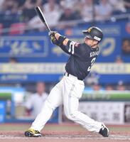 　３回、右越え２ランを放つ近藤（撮影・開出牧）