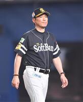 　４回、選手の交代を告げた小久保監督（撮影・開出牧）