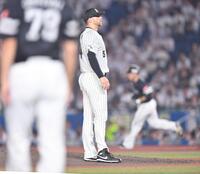 　３回、近藤（右後方）に右越え２ランを打たれたボス（撮影・開出牧）