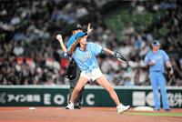 　始球式を行った中村あゆみ（球団提供）