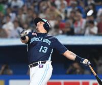 　７回、左飛に倒れたオスナ（撮影・園田高夫）