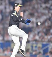 　６回、ソトの打球を好捕し投ゴロに打ち取る上沢（撮影・開出牧）