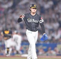 　２回、小川を遊ゴロに打ち取りグラブをたたく上沢（撮影・開出牧）