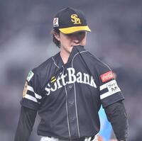 　５回、山口を空振り三振に仕留め、勝利投手の権利を得てユニホームをかむ上沢（撮影・開出牧）