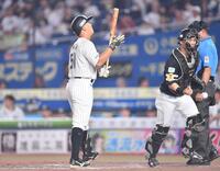 　３回、空振り三振に倒れた山口。捕手・海野（撮影・開出牧）