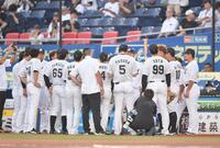 　試合前、円陣を組むロッテナイン（撮影・開出牧）