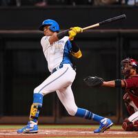 　６回、先制適時二塁打を放つ水谷（撮影・中島達哉）