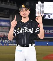 　今季１０勝目を挙げポーズを決める上沢（撮影・開出牧）