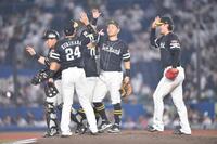 　ロッテの追撃をかわしタッチを交わすソフトバンクナイン（撮影・開出牧）