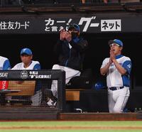 　楽天に勝利し、手をたたく新庄監督（中央）＝撮影・中島達哉