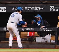 　７回を投げ終えた北山（左）と握手を交わす新庄監督（撮影・中島達哉）