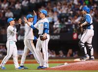 　楽天に勝利し、タッチを交わす日本ハムナイン（撮影・中島達哉）