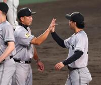 　阪神に勝利し阿部監督（左）は山崎とタッチする（撮影・山口登）