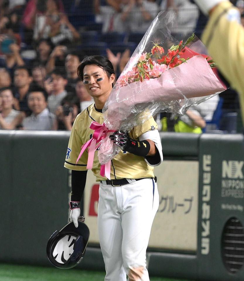 　東京ドーム通算２１００号本塁打を放ち花束を手にする北條