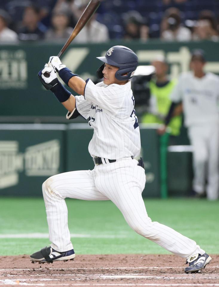 　４回、適時二塁打を放つ日本製鉄瀬戸内・福井圭祐（撮影・石井剣太郎）
