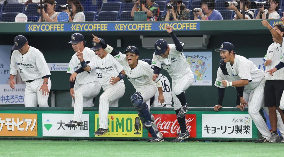 　試合に勝利し喜ぶ日本製鉄瀬戸内ナイン（撮影・石井剣太郎）