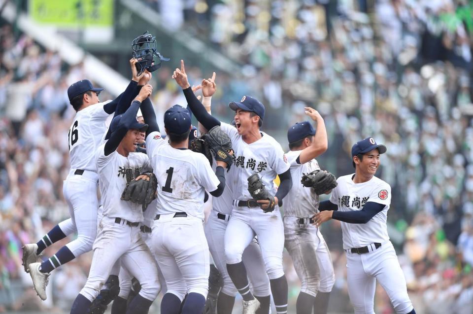 　夏の甲子園初優勝！マウンドで喜びを爆発させる沖縄尚学ナイン＝２３日