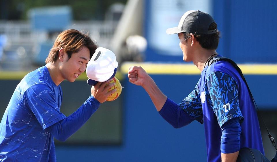 高橋宏（左）とグータッチする藤浪（撮影・佐藤厚）