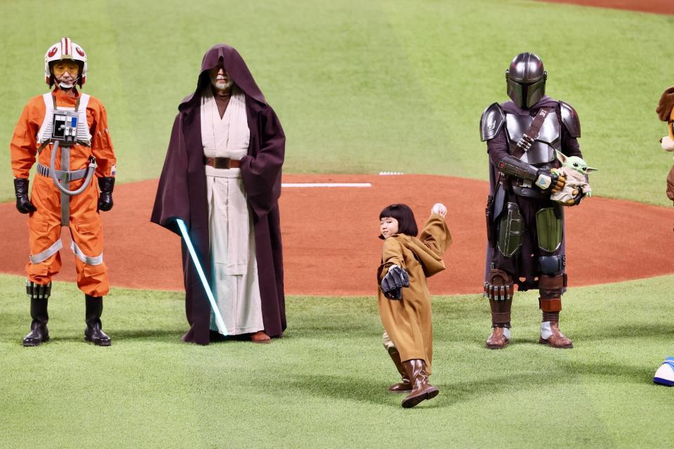 スターウォーズのキャラクターとファーストピッチセレモニーに登場した永尾柚乃（中央）＝撮影・中島達哉