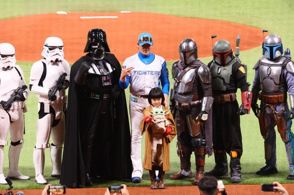 スターウォーズのキャラクターたち、永尾柚乃（中央下）と記念撮影する新庄監督（中央）＝撮影・中島達哉