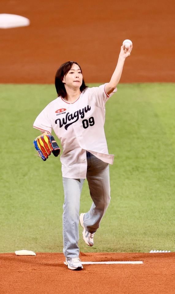 　始球式を務める石川佳純さん（撮影・中島達哉）