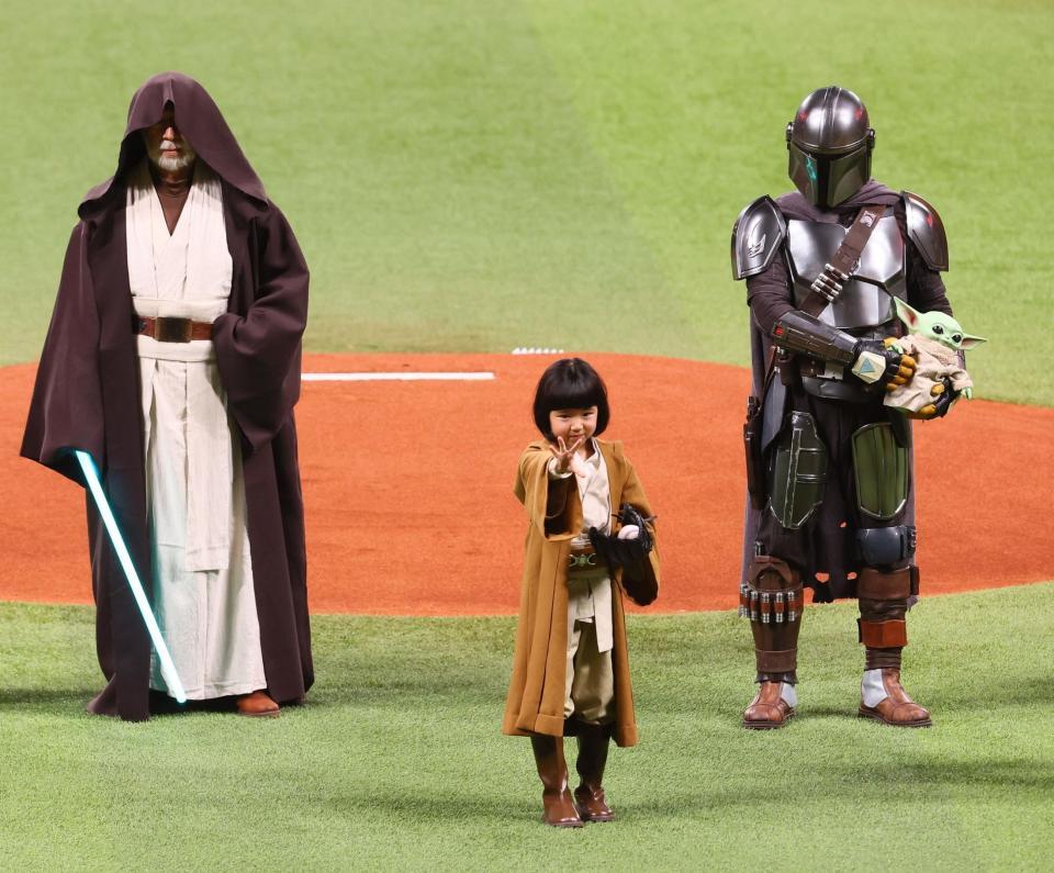 スター・ウォーズのキャラクターとファーストピッチセレモニーに登場した永尾柚乃（中央）＝撮影・中島達哉