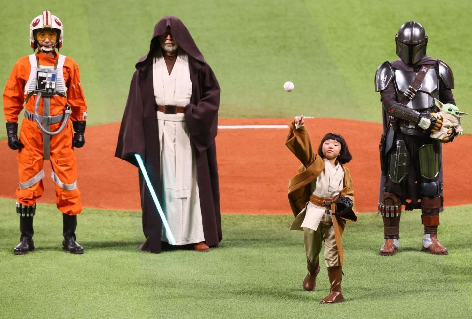 　スター・ウォーズのキャラクターが見守る中、ファーストピッチセレモニーで投球する永尾柚乃（撮影・中島達哉）