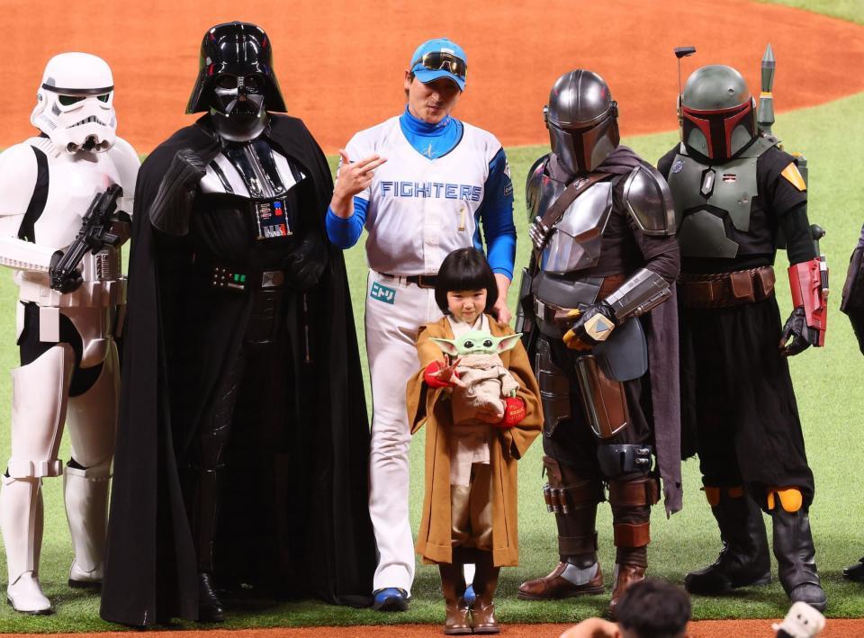 永尾柚乃（中央下）、スター・ウォーズのキャラクターたちと記念撮影に応じる新庄監督（中央）＝撮影・中島達哉