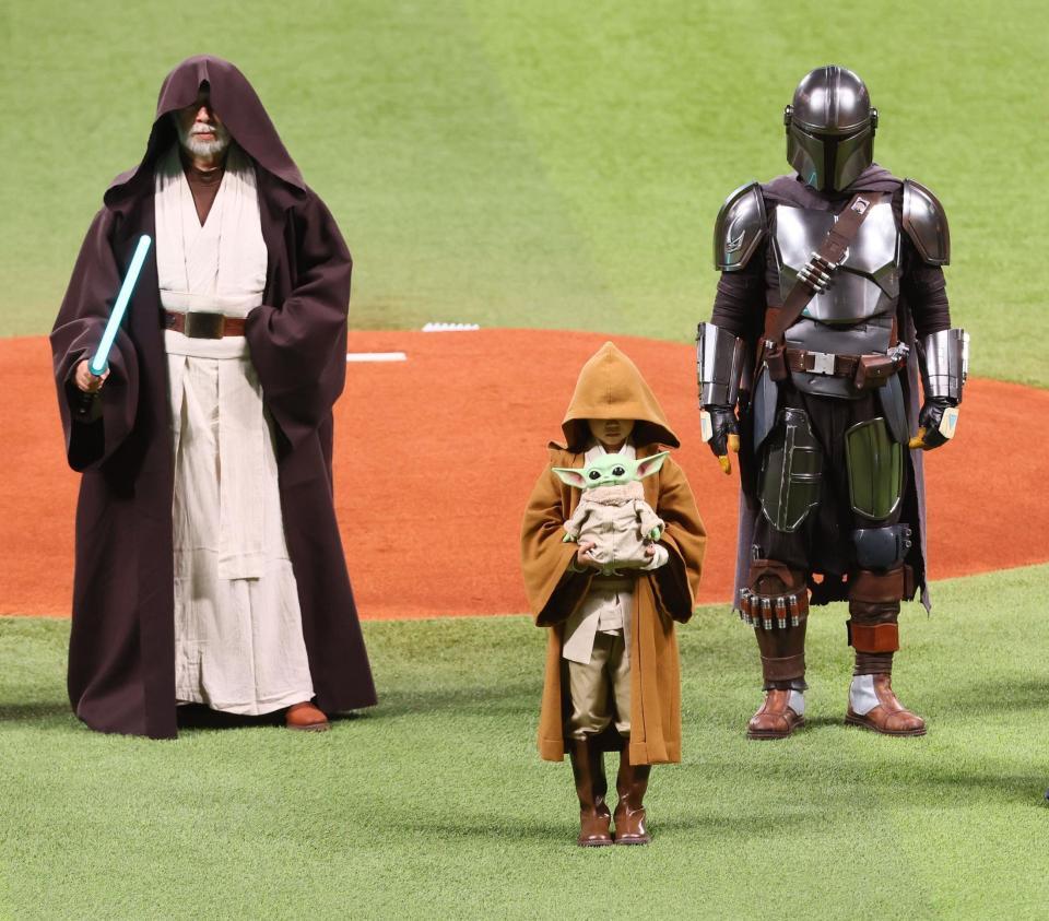 スター・ウォーズのキャラクターと登場した永尾柚乃（中央）＝撮影・中島達哉