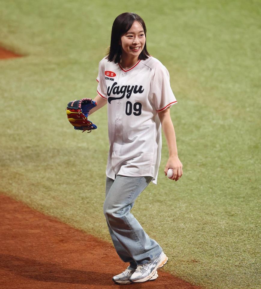 始球式を務めた石川佳純さん（撮影・中島達哉）