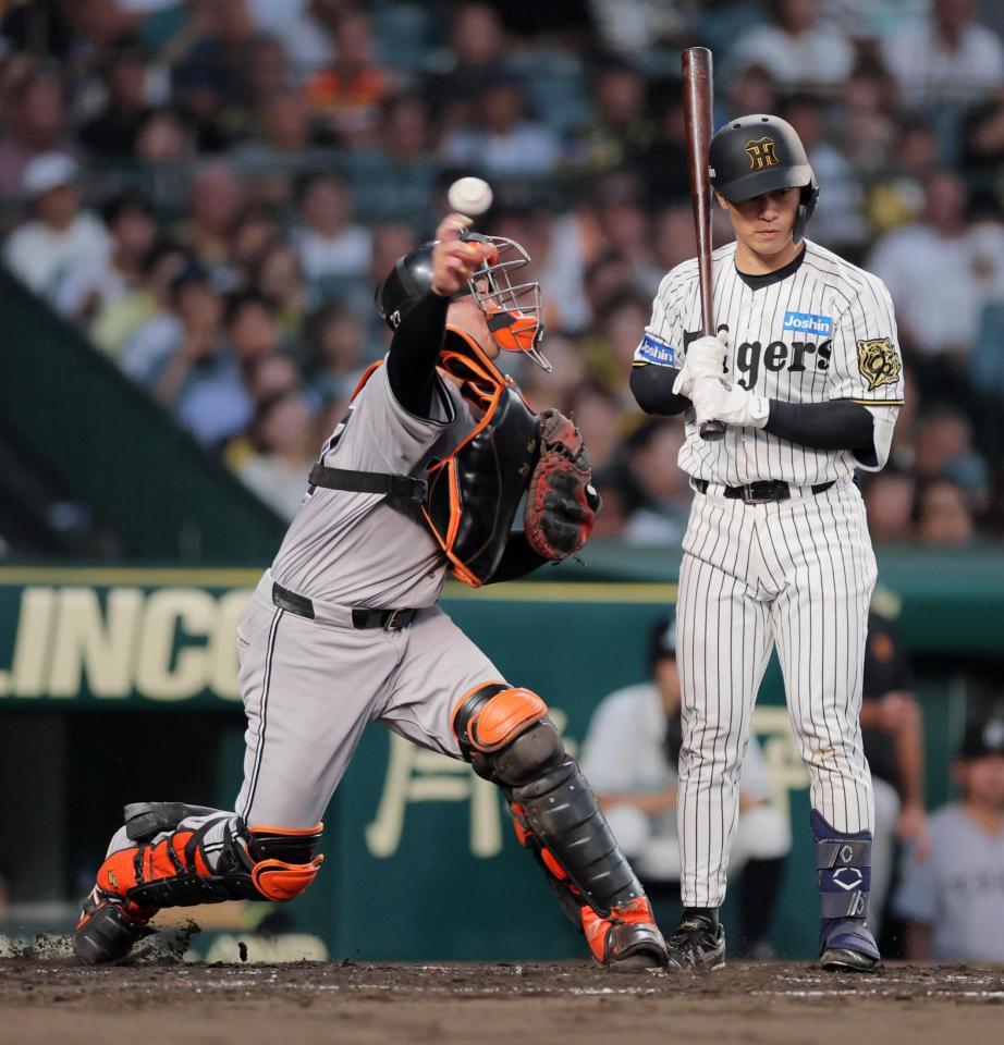 ２回、坂本の打席で熊谷の二盗を刺す岸田