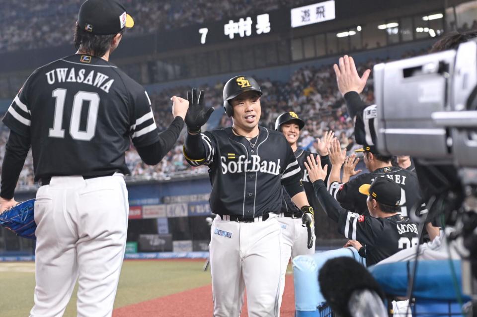 　３回、右越え２ランを放ち上沢（左手前）らナインとタッチを交わす近藤（中央）＝撮影・開出牧