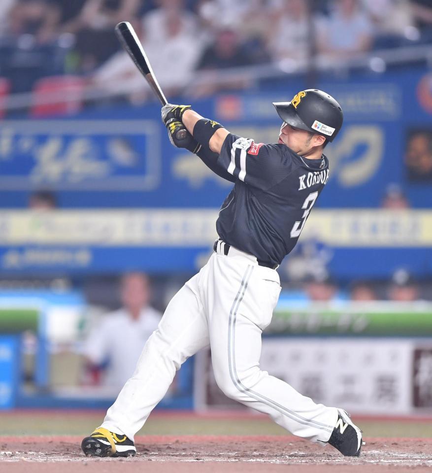 　３回、右越え２ランを放つ近藤（撮影・開出牧）