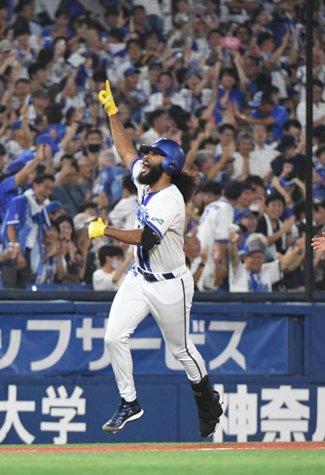 　２回、ジャクソンは左中間に１号先制３ランを放ち、指を突き上げながら本塁に向かう（撮影・佐藤厚）