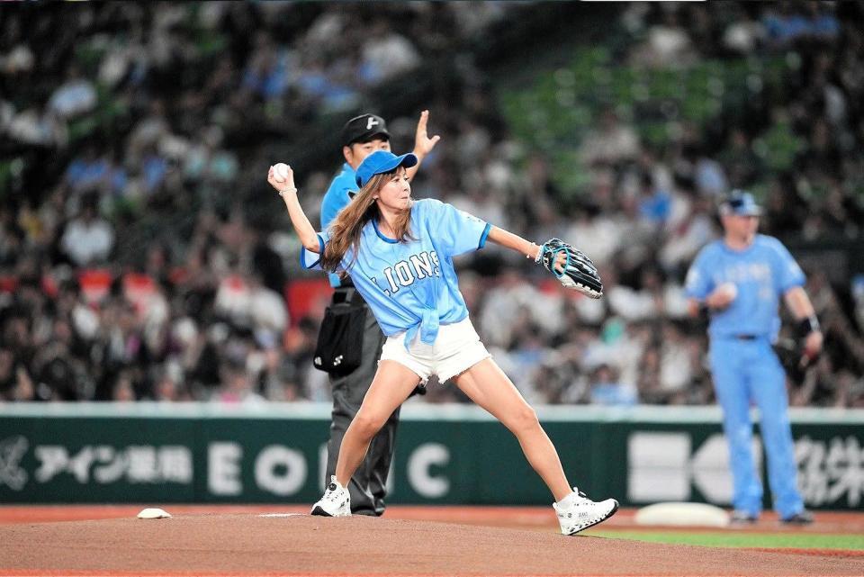 　始球式を行った中村あゆみ（球団提供）