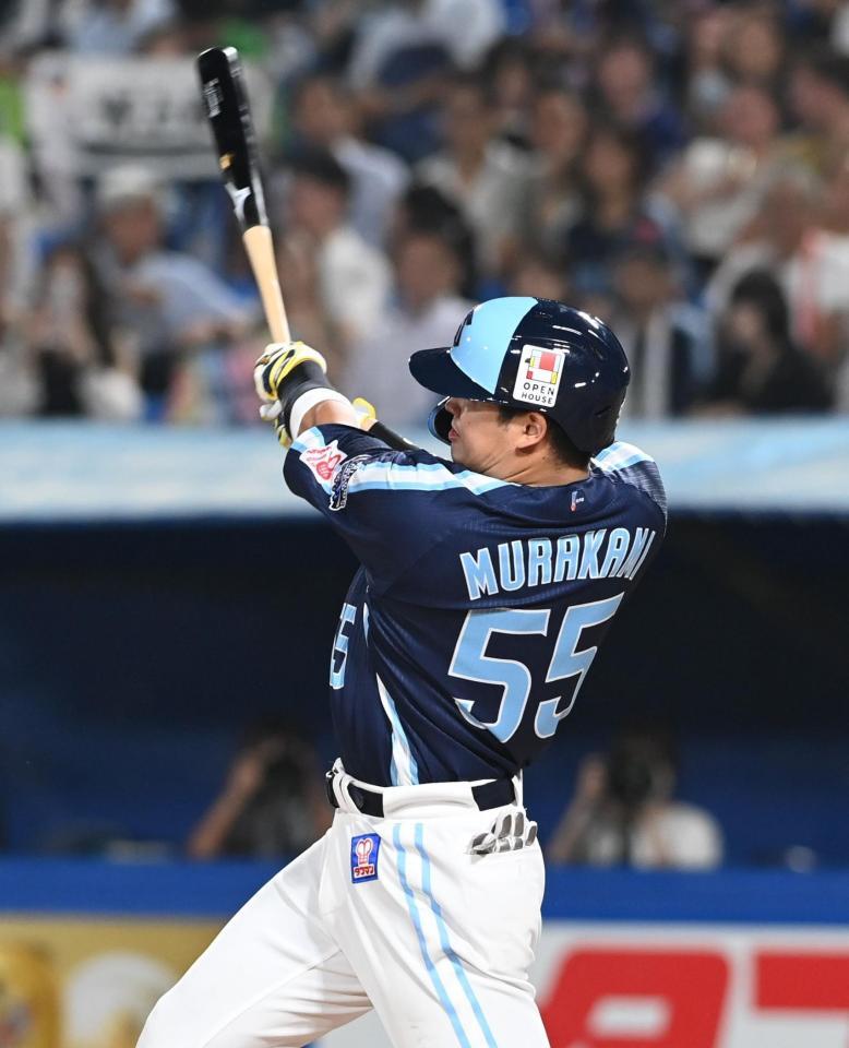 　７回、右越えソロを放った村上（撮影・園田高夫）