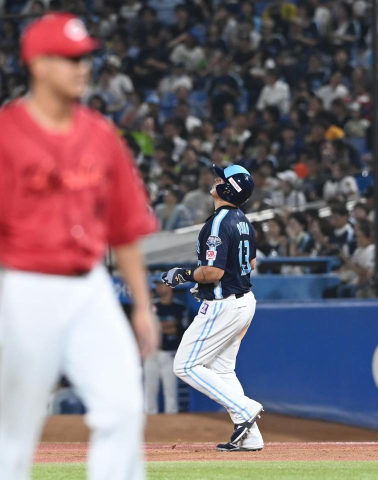 　７回、左飛に倒れ天を仰ぐオスナ（右）＝撮影・園田高夫