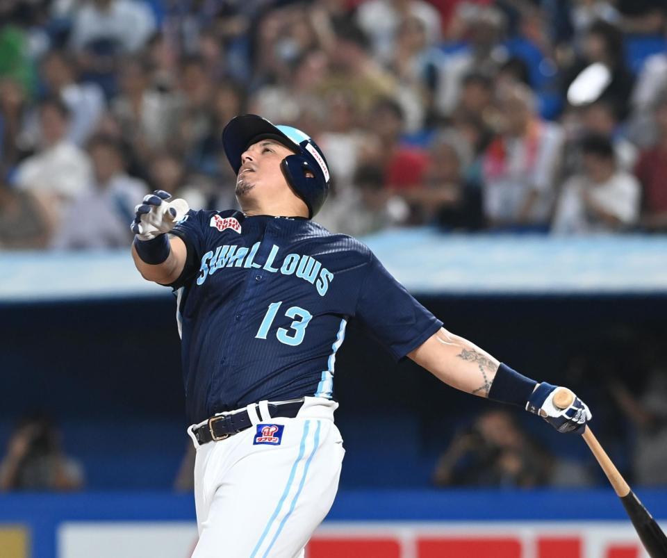 　７回、左飛に倒れたオスナ（撮影・園田高夫）