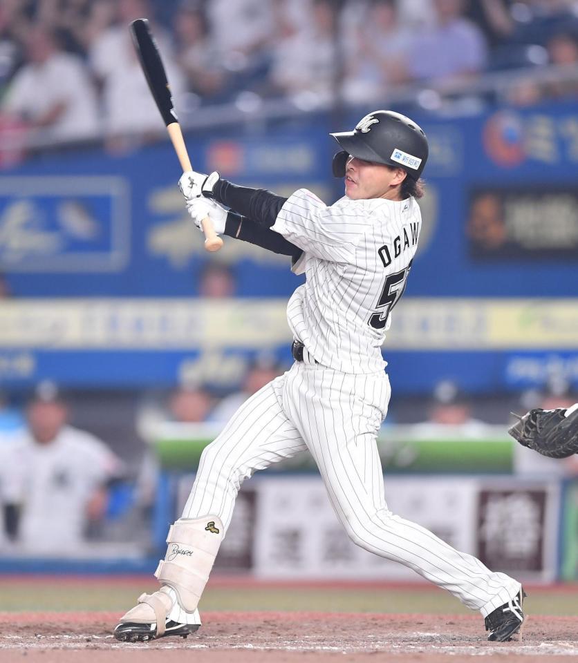 　４回、左犠飛を放つ小川（撮影・開出牧）