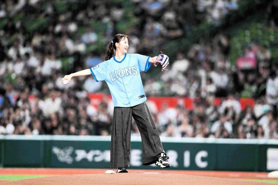 　ファーストピッチに登場した松井玲奈（西武球団提供）